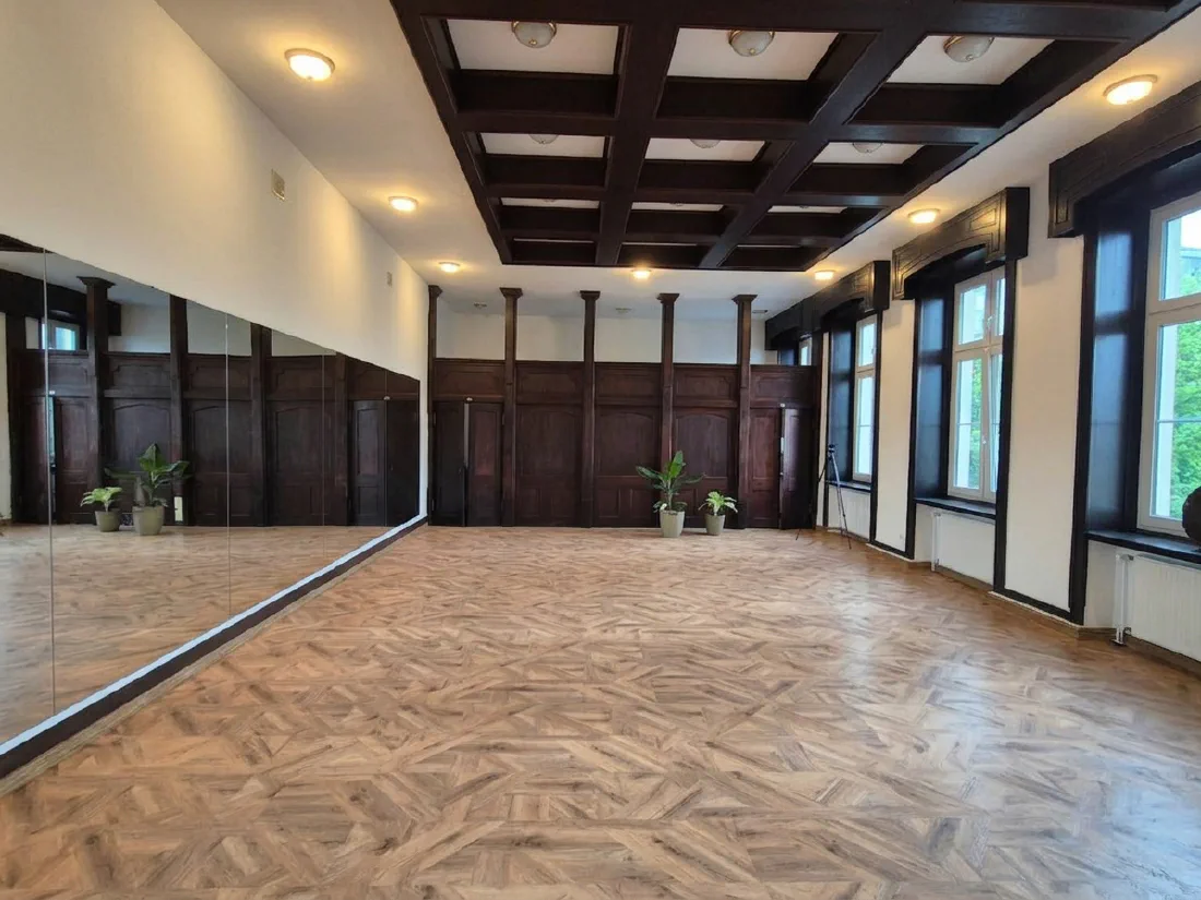 Sala taneczna DumTek - parkiet, kasetonowy sufit, kolumny i wysokie okna